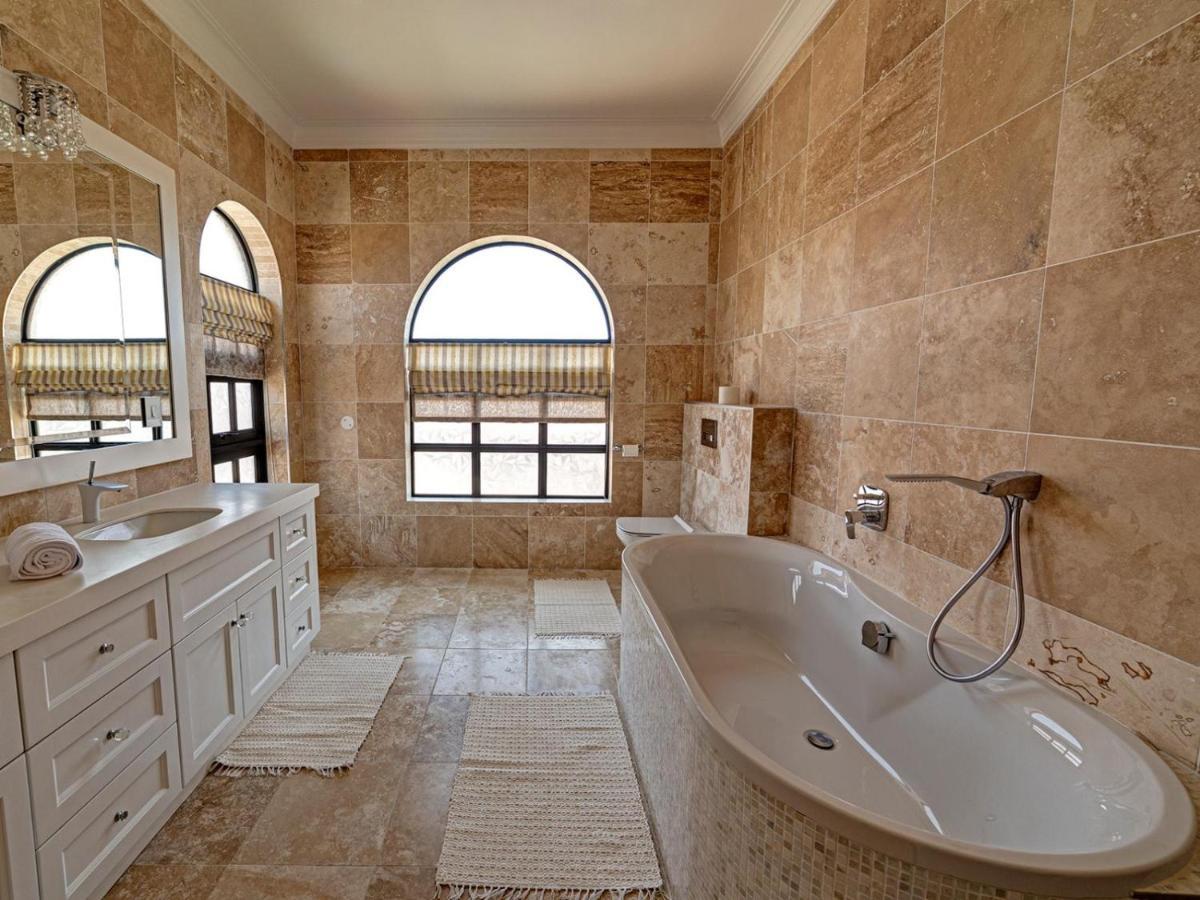 Lagoon Suites Guesthouse Cc Уолфиш Бей Екстериор снимка